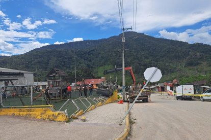 Con una grúa se retiró el vehículo del siniestro.