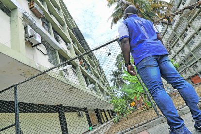 El héroe Fernando Quiñónez quien en el 2000 salvó a una familia de un incendio volvió, volvió al lugar de los hechos.