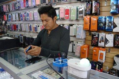 Ernesto Huilca tiene tan buena suerte que ni en su casa ni en su local le han quitado el servicio.