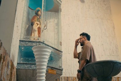 El reo del que se habla en la canción sabe que no tiene salvación, por eso pide la salvación para su ciudad.