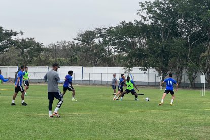 Los jugadores del primer plantel de Emelec en el entrenamiento de este lunes 14 de octubre.