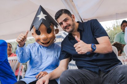 Aquiles Álvarez junto a Juan Pueblo.