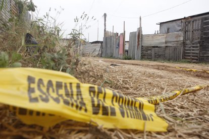 Delincuentes dispararon contra una persona que estaba en una casa.