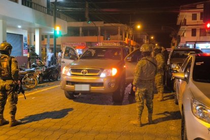 La Policía Nacional patrulla las calles de Quinindé por el alto índice de delincuencia.