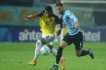 AME3368. MONTEVIDEO (URUGUAY), 09/09/2021.- Rodrigo Bentancur de Uruguay disputa el balón con Gonzalo Plata de Ecuador hoy, durante de un partido de las eliminatorias sudamericanas para el Mundial de Catar 2022 entre Uruguay y Ecuador en el estadio Campeón del Siglo en Montevideo (Uruguay). EFE/Ernesto Ryan POOL