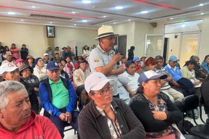 Vecinos acudieron a la Empresa de Agua Potable en busca de respuestas.