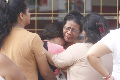 Familiares de las victimas no podian contener el dolor.