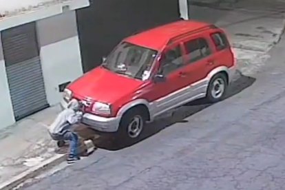 Delincuentes fueron captados cuando robaban accesorios.