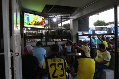 En la Florida Norte, un local sacó un televisor para que los hinchas vean el partido mientras consumen en el negocio.