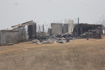 Escombros. Una de las viviendas fue quemada, un adulto mayor murió dentro.