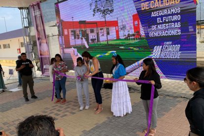 Alegría Crespo, acompañada de estudiantes y madres de familia, en la inauguración del nuevo plantel educativo en Guayaquil.