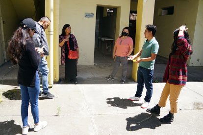 Los vecinos se reúnen para tomar acciones.