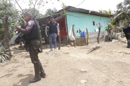 Ayer varias personas sacaron sus electrodomésticos de sus viviendas. La policía llegó al lugar mientras desalojaban las casas.