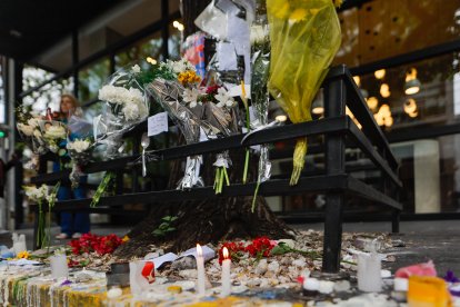 Muestras flores y mensajes frente al hotel donde falleció el exintegrante de la banda One Direction.