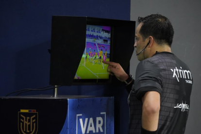 El árbitro Carlos Orbe estará al mando del VAR en el Clásico del Astillero en el Monumental