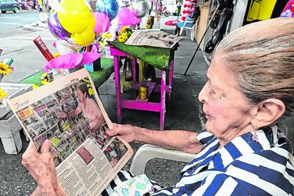 Ángela Sánchez Aguirre no despega el EXTRA de sus manos.