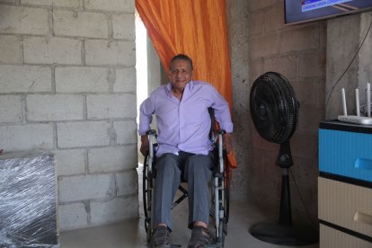 Don Arístides ahora vive en una casa de bloques que no está terminada.