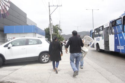 Familiares acudieron a la morgue para retirar el cadáver.