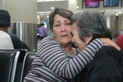 Tras cruzar la puerta de salida del aeropuerto José Joaquín de Olmedo, Mariana Olives se abrazó con su madre, Ángela.