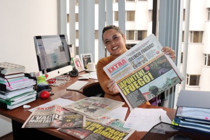 Valeria tiene su oficina en la Avenida Amazonas y tiene ejemplares de Extra hasta para regalar.