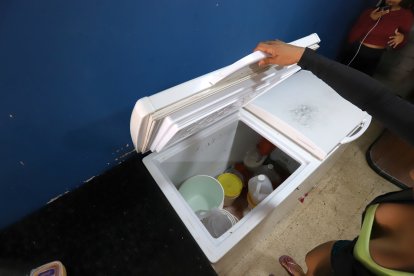 En el congelador del negocio de Micaela todo estaba descongelado por la falta de luz.