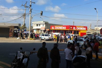 Hasta la escena arribaron los elementos de Criminalística de la Policía Nacional y un contingente de militares que hicieron presencia en una tanqueta.