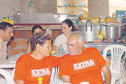 Pilar Zamora tuvo en sus manos un ejemplar que la convirtió en ganadora. Ella recibió implementos para su comedor.