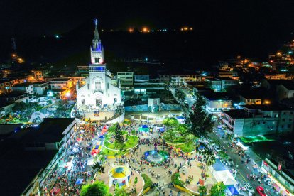 La Basílica junto la plaza, uno de los sitios más concurridos en Montecristi.