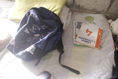 Los utiles escolares del adolescente aún están sobre su cama.