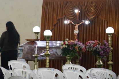 El velorio se llevó a cabo en la cancha cubierta de la parroquia Juan Montalvo.