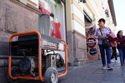 Los locales utilizan generadores de energía para atender a su clientela.