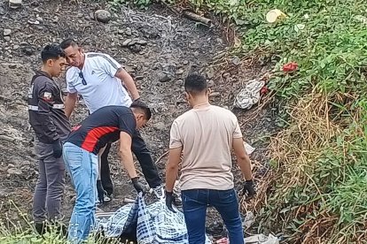 Tras el ataque, la víctima cayó a un barranco.