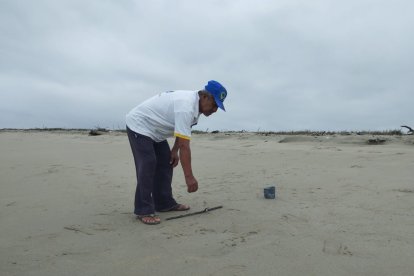 El comunero Angelino Pozo muestra el lugar donde encontraron la imagen.