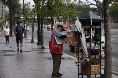 Cada mañana, en la avenida 9 de Octubre y calle Tungurahua, Patricio Muñiz labora voceando el diario más leído.
