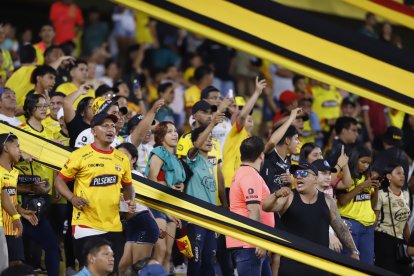 Hinchas de Barcelona en el estadio Monumental alentando al equipo en un partido de LigaPro