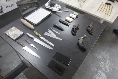 En algunos de estos sitios encuentran armas blancas y de fuego.