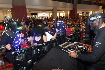 Los DJ's participantes pusieron a bailar a los presentes. Hubo show de luces y otros actos durante el concurso.