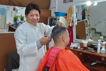 El peluquero Luis Jaramillo tiene a EXTRA como su aliado mientras sus clientes esperan.