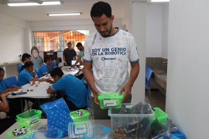 Jostin, el director de Geniosbot, lleva un kit con todos los materiales por cada participante.