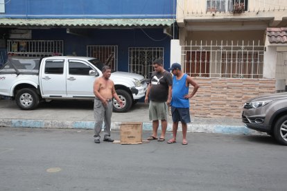 Moradores colocaron un cartón y una vela en señal del luto por la persona fallecida.