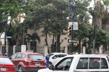 Semáforo sin energía eléctrica en Guayaquil.