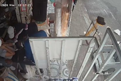 En una grabación se observa la forma en que la joven fue secuestrada. La golpearon.