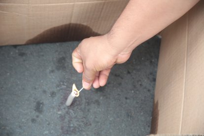 Moradores encendieron una vela como señal de luto.