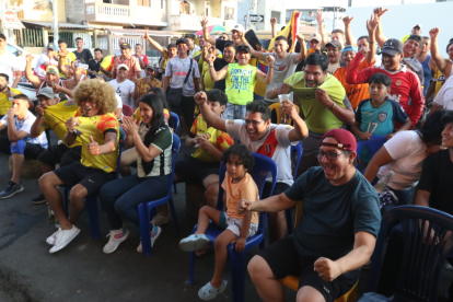 Hinchas celebran los goles de sus equipos en el Clásico del Astillero.
