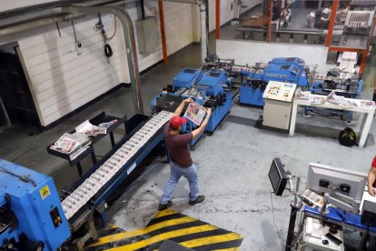 Parte del arduo trabajo en el área de Producción, donde se imprime EXTRA.