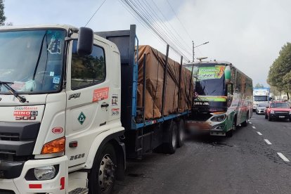 El bus de la cooperativa Mejía se impactó en El Troje, sur de Quito.