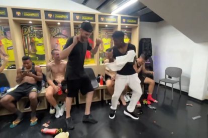 Javier Burrai bailando salsa choke en el camerino con Adonis Preciado.