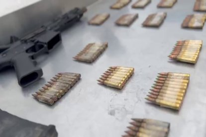 Entre las evidencias constan municiones y dos fusiles.