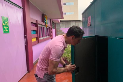 Juan Carlos Macio revisa el correcto funcionamiento de sus generadores.