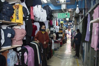 Los comerciantes esperan por clientes durante días completos.